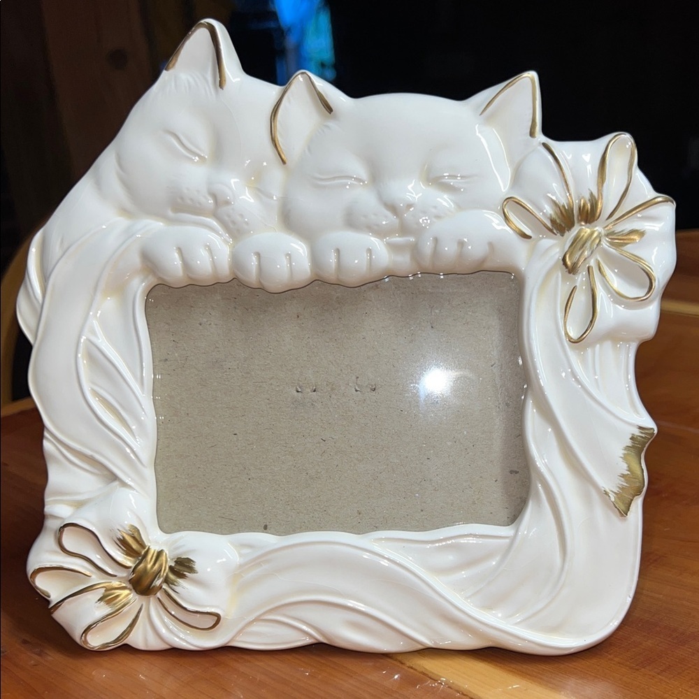 Vintage Cream and Gold Sleeping Cats Picture Frame BONUS frame ( 2 )